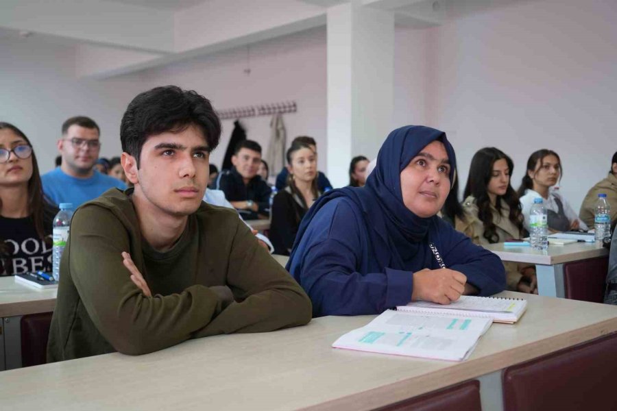 Yıllar Sonra Eğitim Hayatına Dönen Kadın Oğluyla Aynı Üniversitede Okuyor