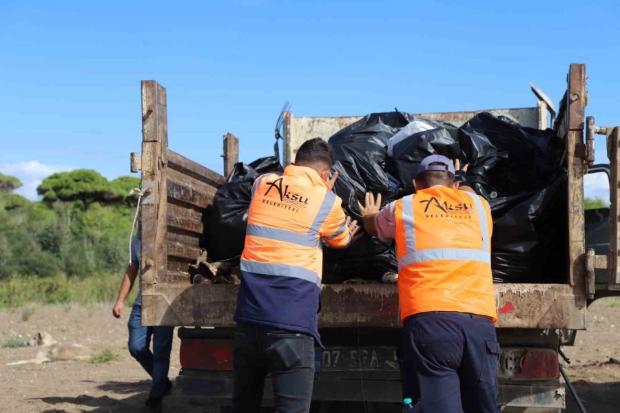Aksu Belediyesi’nden Kumköy Sahili’nde Temizlik Çalışması