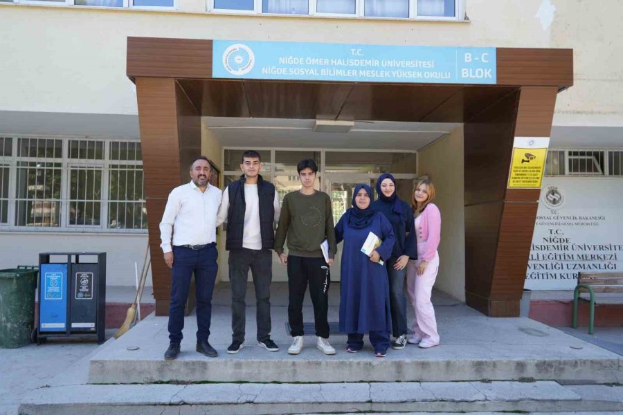 Yıllar Sonra Eğitim Hayatına Dönen Kadın Oğluyla Aynı Üniversitede Okuyor