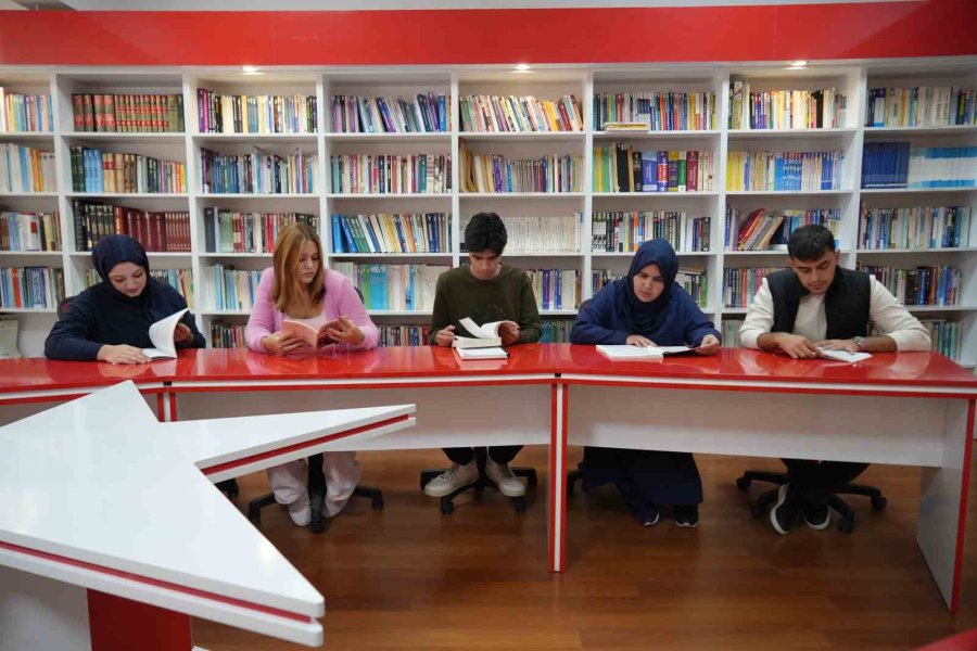 Yıllar Sonra Eğitim Hayatına Dönen Kadın Oğluyla Aynı Üniversitede Okuyor