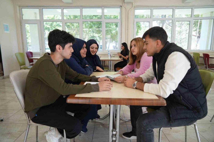 Yıllar Sonra Eğitim Hayatına Dönen Kadın Oğluyla Aynı Üniversitede Okuyor