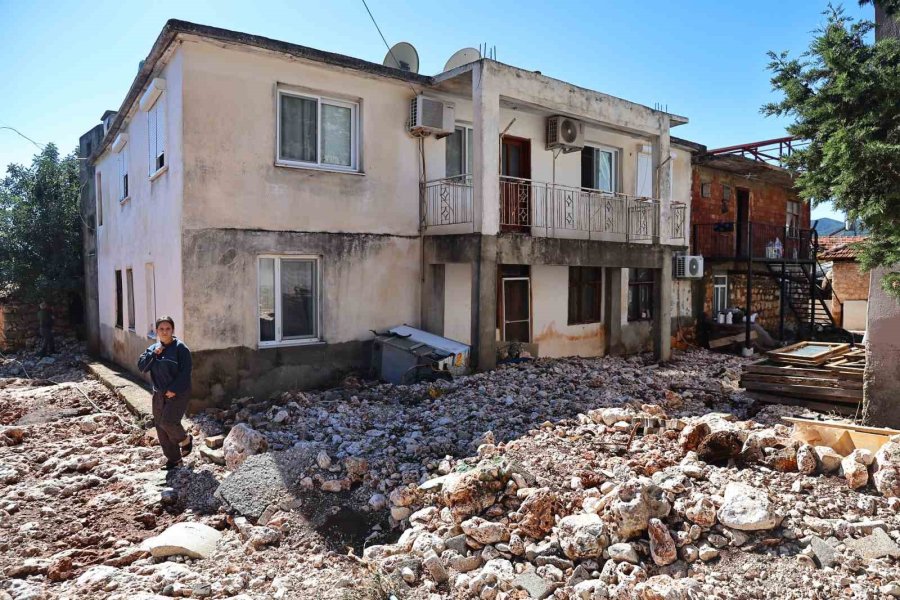Büyükşehir Belediyesi’nden Demre’de Sel Mesaisi