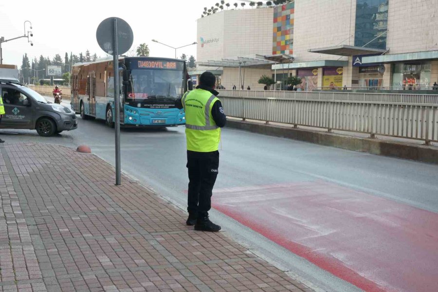 İçerisine Yağmur Suyu Sızan Özel Halk Otobüsüne Bakım Ve Cezai İşlem Uygulandı