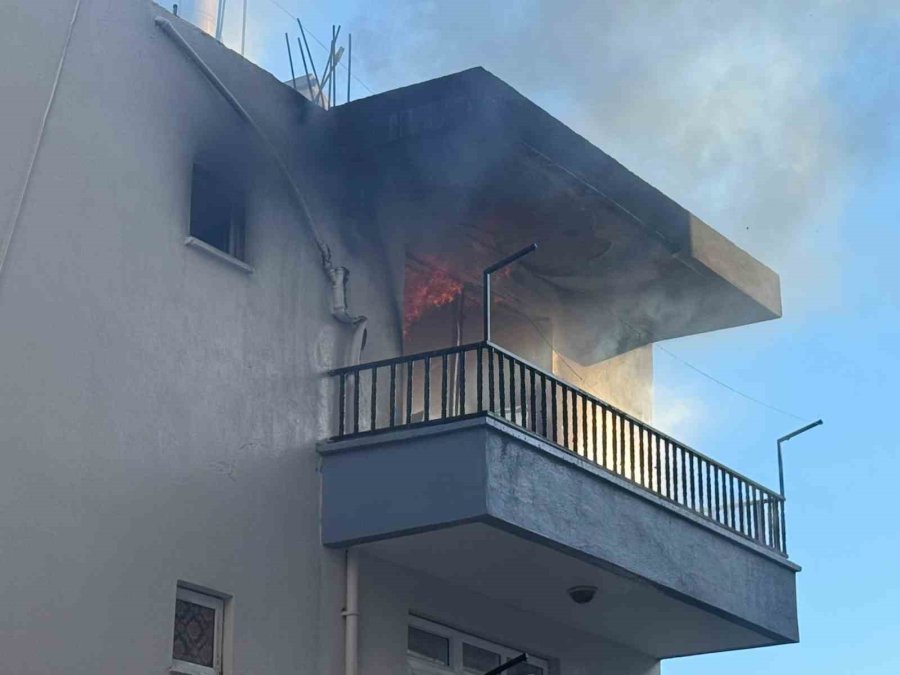 Evini Ateşe Verdi, Kiracısı Canını Hiçe Sayıp Kediyi Kurtardı