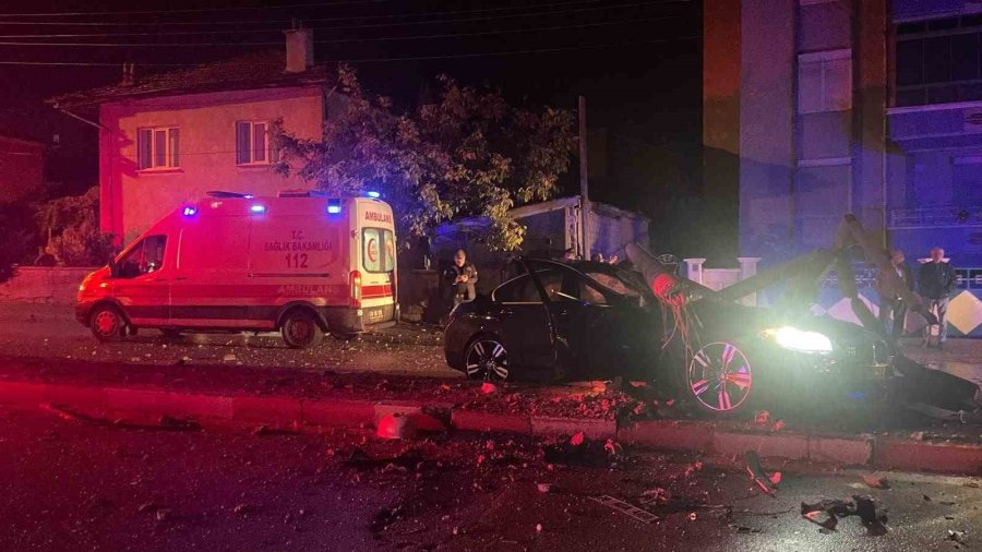 Karaman’da Otomobil Refüjdeki Direği Devirdi: 2 Yaralı