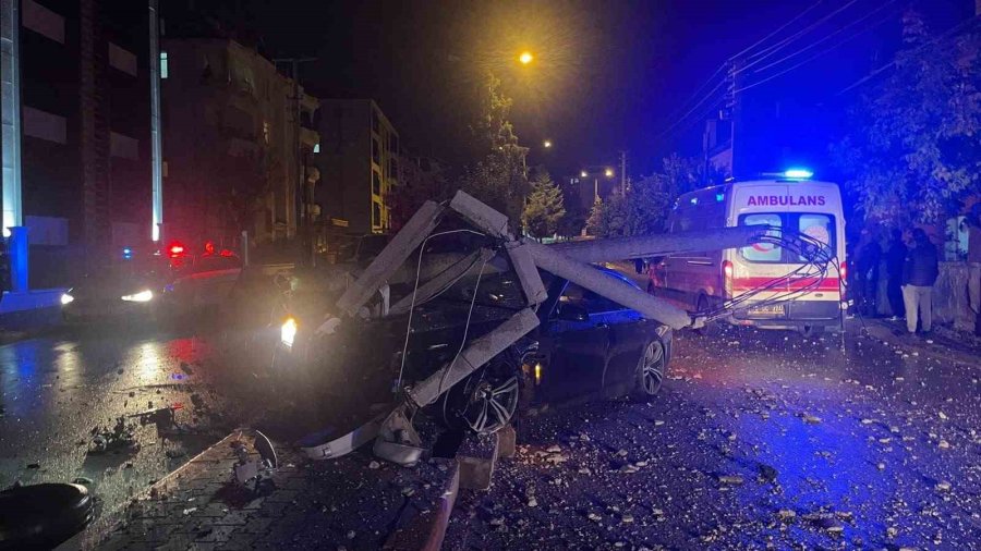Karaman’da Otomobil Refüjdeki Direği Devirdi: 2 Yaralı