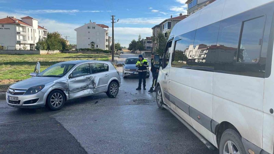 Karaman’da Okul Servisi İle Otomobil Çarpıştı: 1 Yaralı