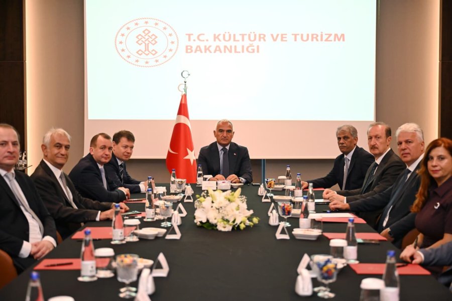 Bakan Ersoy, Antalya’da Rus Diplomatlarla Bir Araya Geldi
