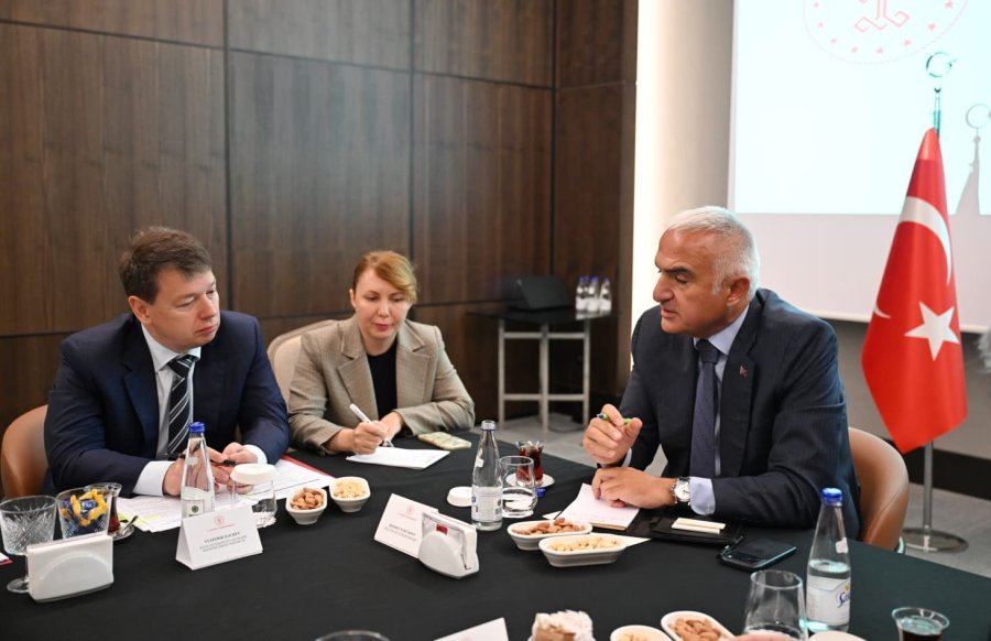 Bakan Ersoy, Antalya’da Rus Diplomatlarla Bir Araya Geldi