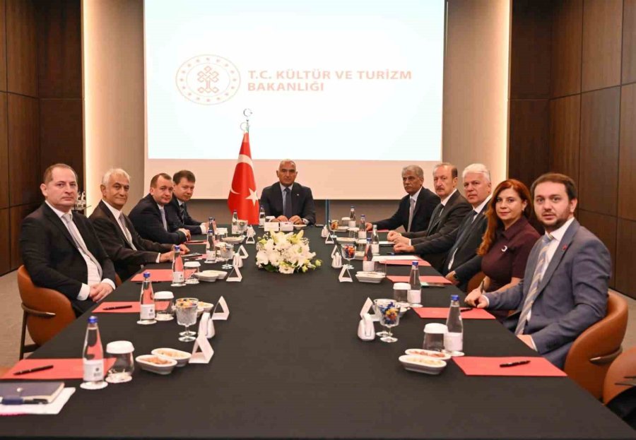 Bakan Ersoy, Antalya’da Rus Diplomatlarla Bir Araya Geldi