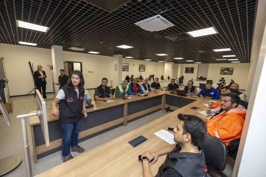Mersin’de Beklenen Kuvvetli Yağışa Karşı Kriz Masası Oluşturuldu