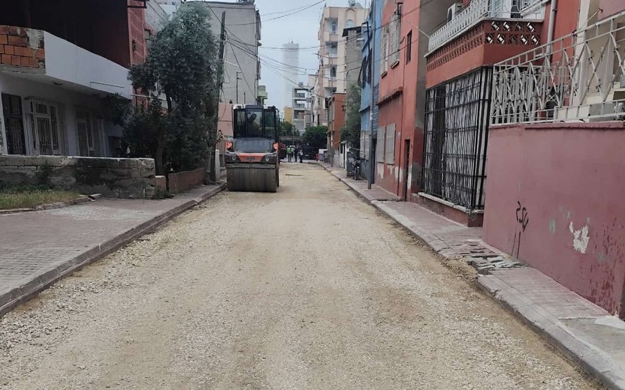 Akdeniz’de Sokaklar Sıcak Asfaltla Yenileniyor