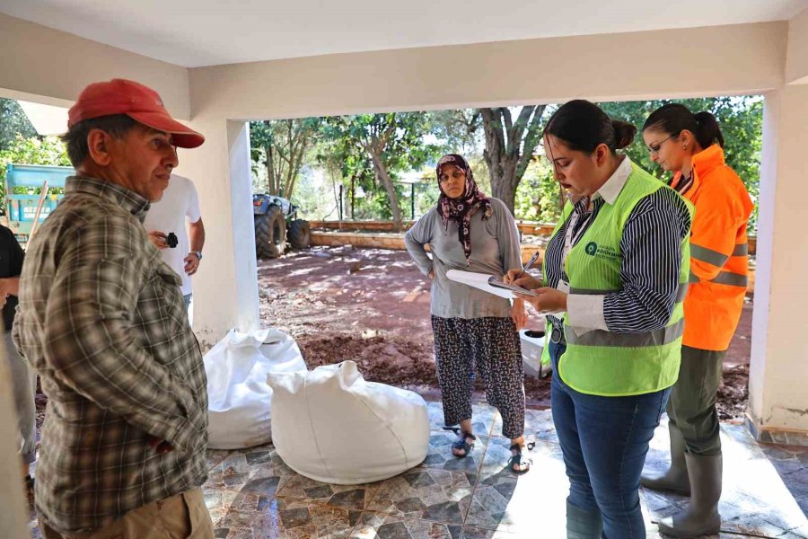 Büyükşehir Belediyesi’nden Demre’de Sel Mesaisi