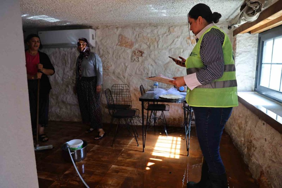 Büyükşehir Belediyesi’nden Demre’de Sel Mesaisi