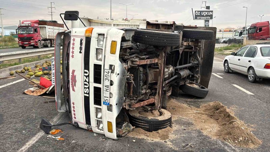 Kavun Yüklü Kamyonet Önce Alev Aldı, Sonra Devrildi