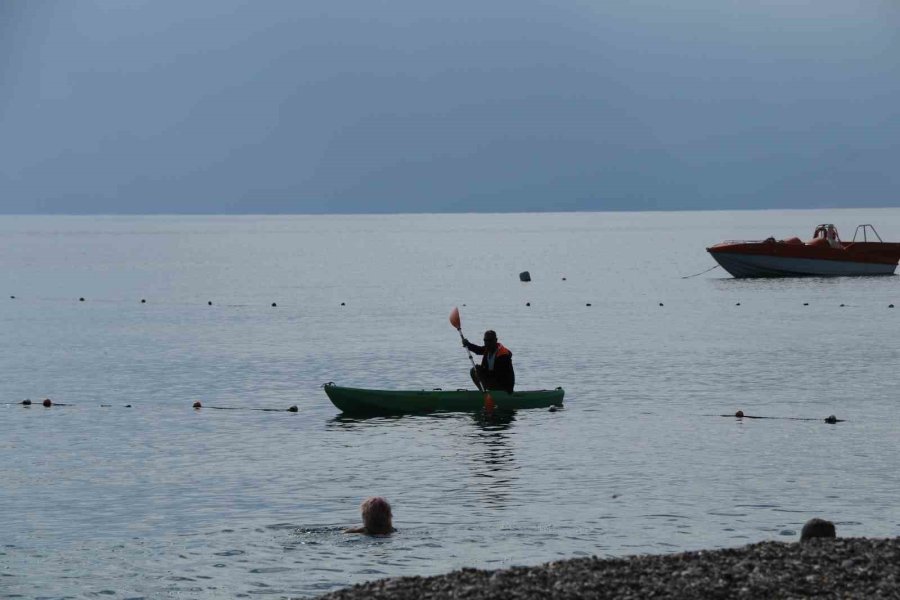 Antalya’da Sağanak Ardından Güneş Etkisini Gösterince Denizin Keyfini Çıkardılar