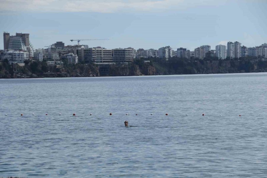 Antalya’da Sağanak Ardından Güneş Etkisini Gösterince Denizin Keyfini Çıkardılar