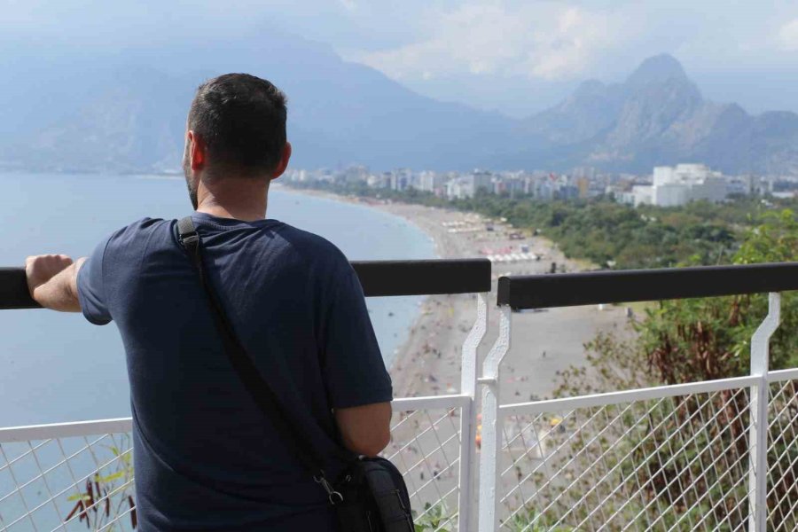 Antalya’da Sağanak Ardından Güneş Etkisini Gösterince Denizin Keyfini Çıkardılar