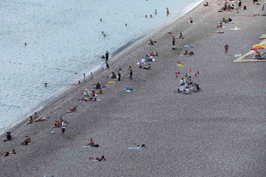 Antalya’da Sağanak Ardından Güneş Etkisini Gösterince Denizin Keyfini Çıkardılar