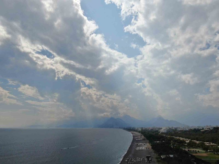 Antalya’da Sağanak Ardından Güneş Etkisini Gösterince Denizin Keyfini Çıkardılar