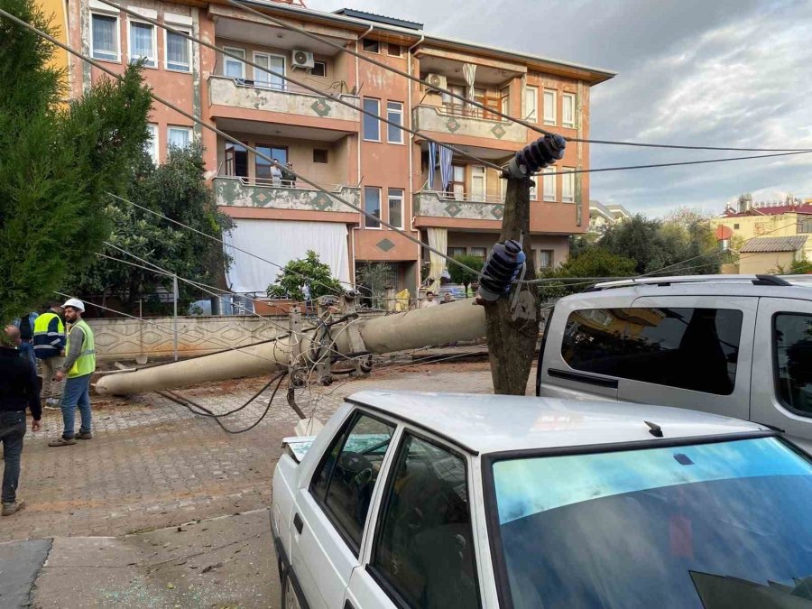Devrilen Elektrik Direği Otomobile Çivi Gibi Saplandı