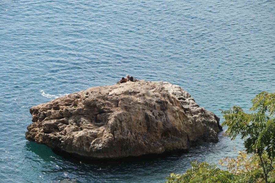 Antalya’da Sağanak Ardından Güneş Etkisini Gösterince Denizin Keyfini Çıkardılar