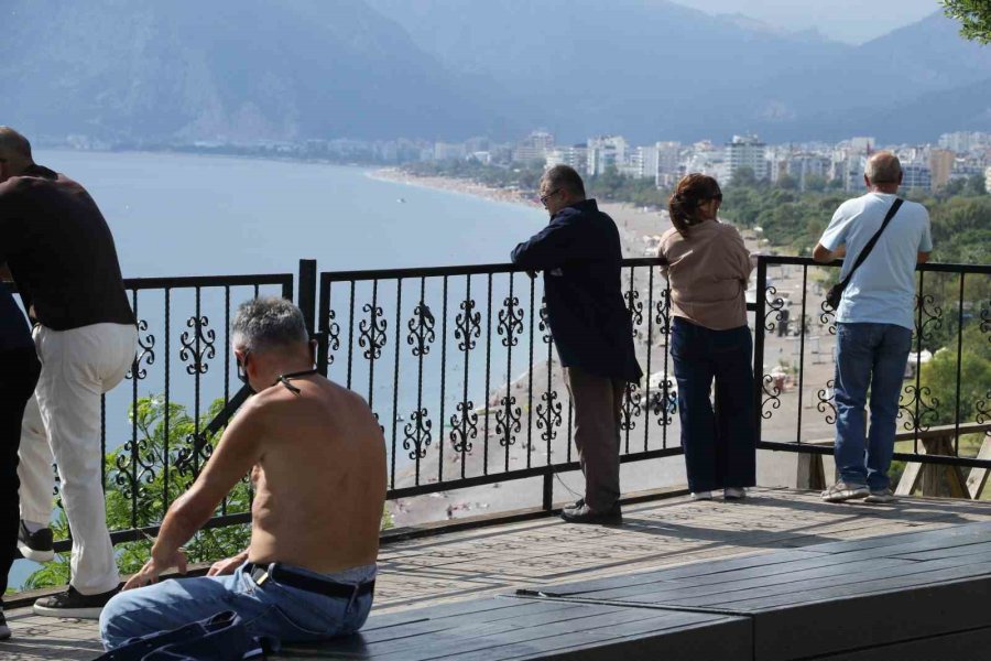 Antalya’da Sağanak Ardından Güneş Etkisini Gösterince Denizin Keyfini Çıkardılar