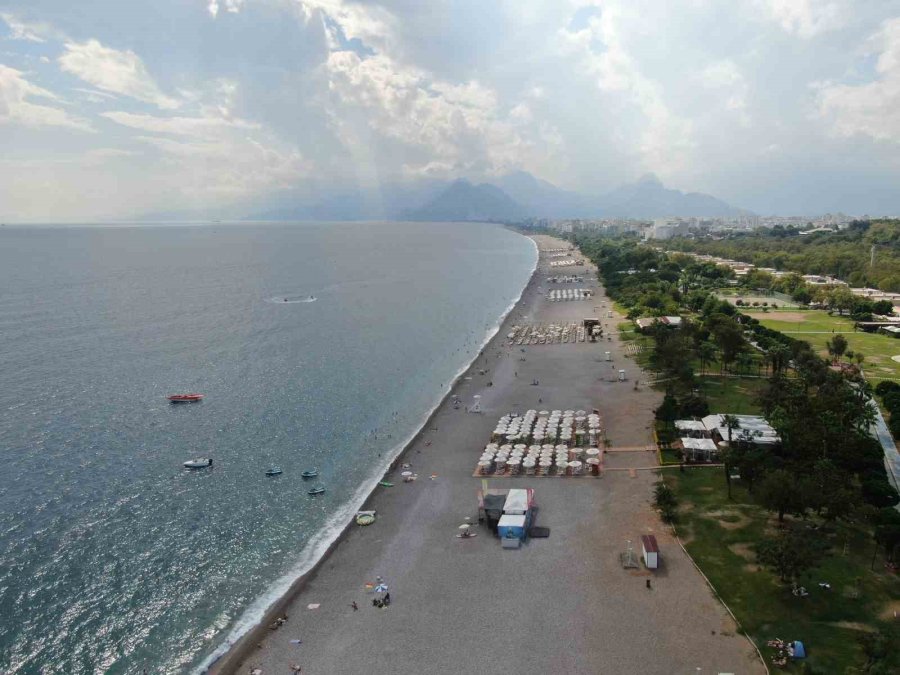 Antalya’da Sağanak Ardından Güneş Etkisini Gösterince Denizin Keyfini Çıkardılar