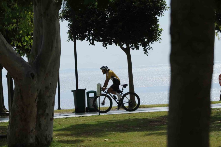 Antalya’da Sağanak Ardından Güneş Etkisini Gösterince Denizin Keyfini Çıkardılar