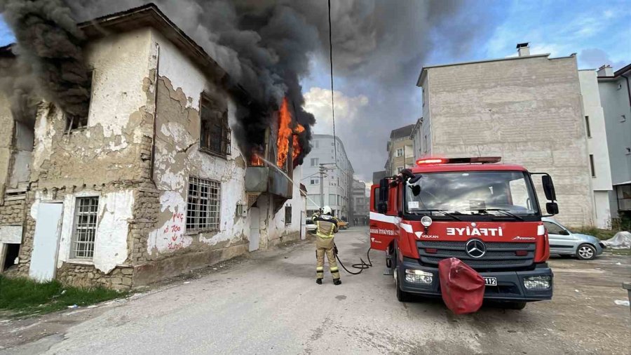 Karaman’da Metruk Ev Alevlere Teslim Oldu