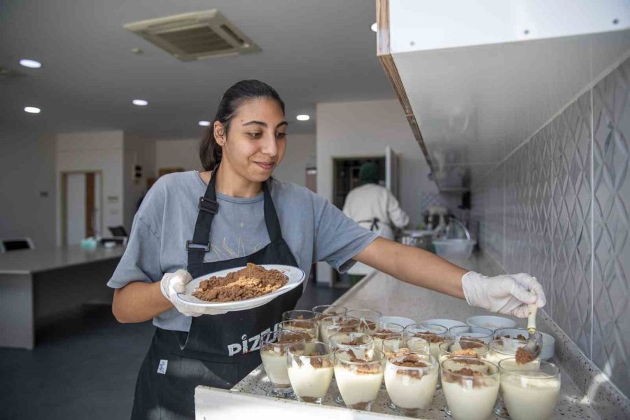 Mersin’de Engelliler Mutfak Atölyesinde Hem Öğreniyor Hem Eğleniyor