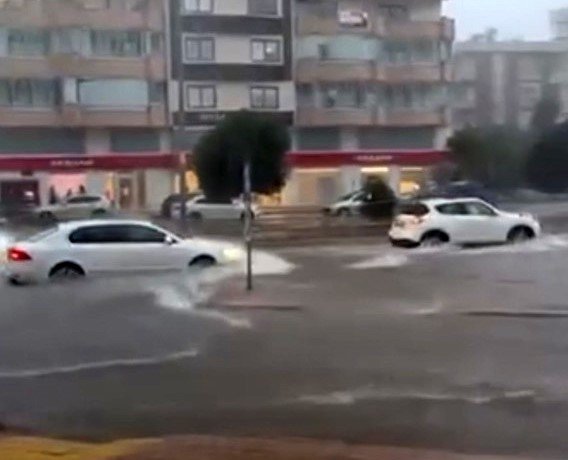 Mersin’de Sağanak Yağış Hayatı Olumsuz Etkiledi