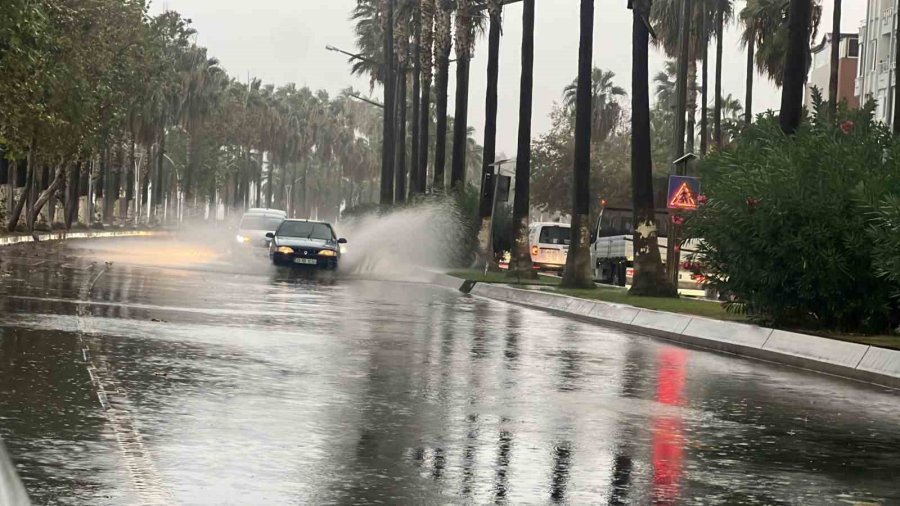 Mersin’de Sağanak Yağış Hayatı Olumsuz Etkiledi