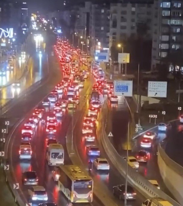 Mersin’de Sağanak Yağış Hayatı Olumsuz Etkiledi