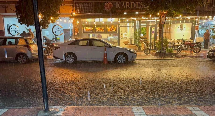 Mersin’de 1 Saatlik Yağmur Taşkına Neden Oldu