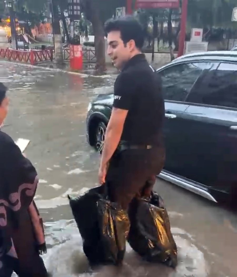 Mersin’de 1 Saatlik Yağmur Taşkına Neden Oldu