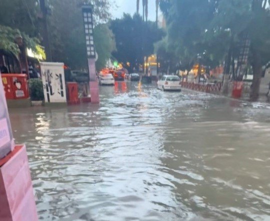 Mersin’de 1 Saatlik Yağmur Taşkına Neden Oldu