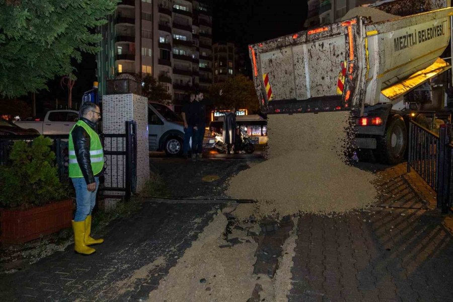 Mersin’de Belediye Ekipleri Taşkın Mesaisinde