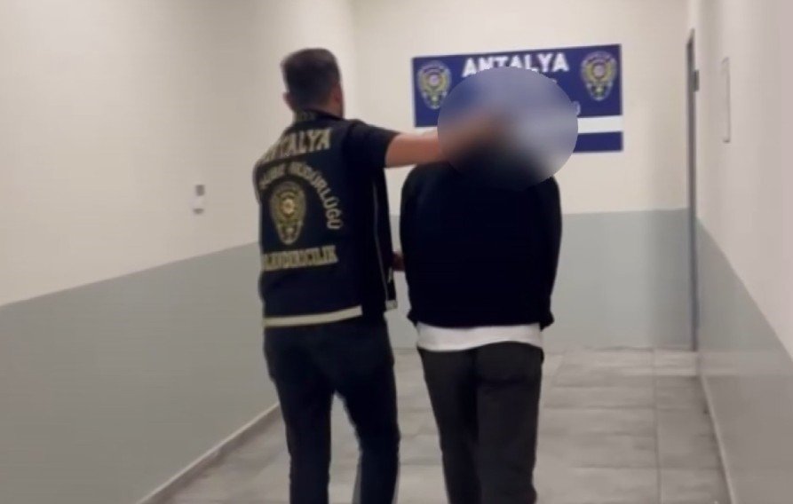 Sahte Polisin Dolandırıcılığı Pes Dedirtti: ‘arama Yapacağım’ Diye Eve Girdi, Eldivenleri Takıp Cüzdandaki Paraları Aldı