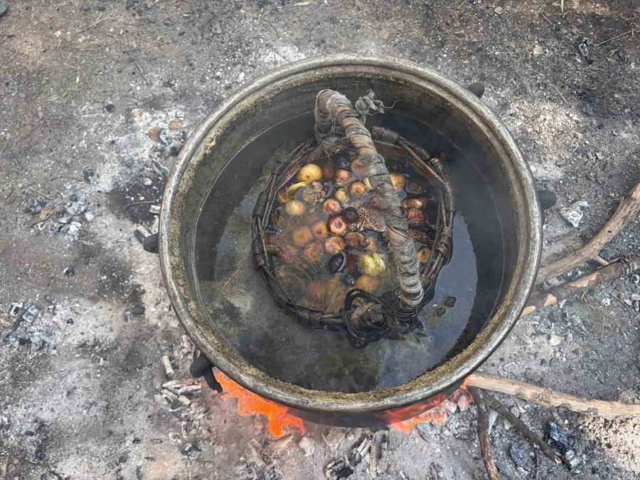 Dedelerinden Miras Kalan Yöntemle Yapıyorlar: Kuruttukları İncirleri Bozulmaması İçin Kekikli Kazanda Kaynatıyorlar