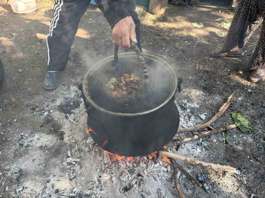 Dedelerinden Miras Kalan Yöntemle Yapıyorlar: Kuruttukları İncirleri Bozulmaması İçin Kekikli Kazanda Kaynatıyorlar