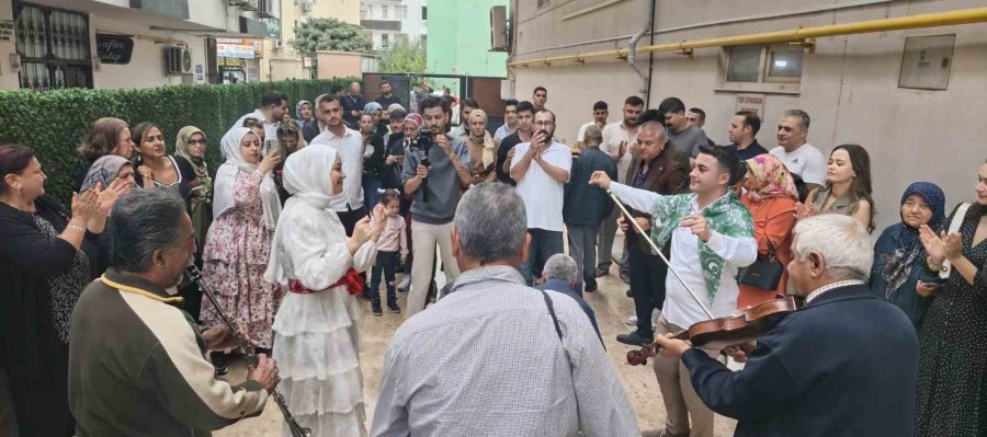 Mersin’de İlginç Gelin Alma: Damat, Vinç Sepetiyle 4. Kata Çıkarak Gelini Aldı