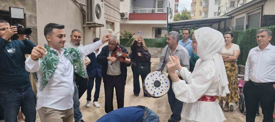 Mersin’de İlginç Gelin Alma: Damat, Vinç Sepetiyle 4. Kata Çıkarak Gelini Aldı