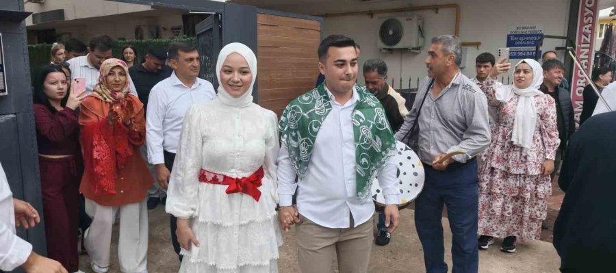 Mersin’de İlginç Gelin Alma: Damat, Vinç Sepetiyle 4. Kata Çıkarak Gelini Aldı
