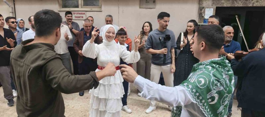 Mersin’de İlginç Gelin Alma: Damat, Vinç Sepetiyle 4. Kata Çıkarak Gelini Aldı