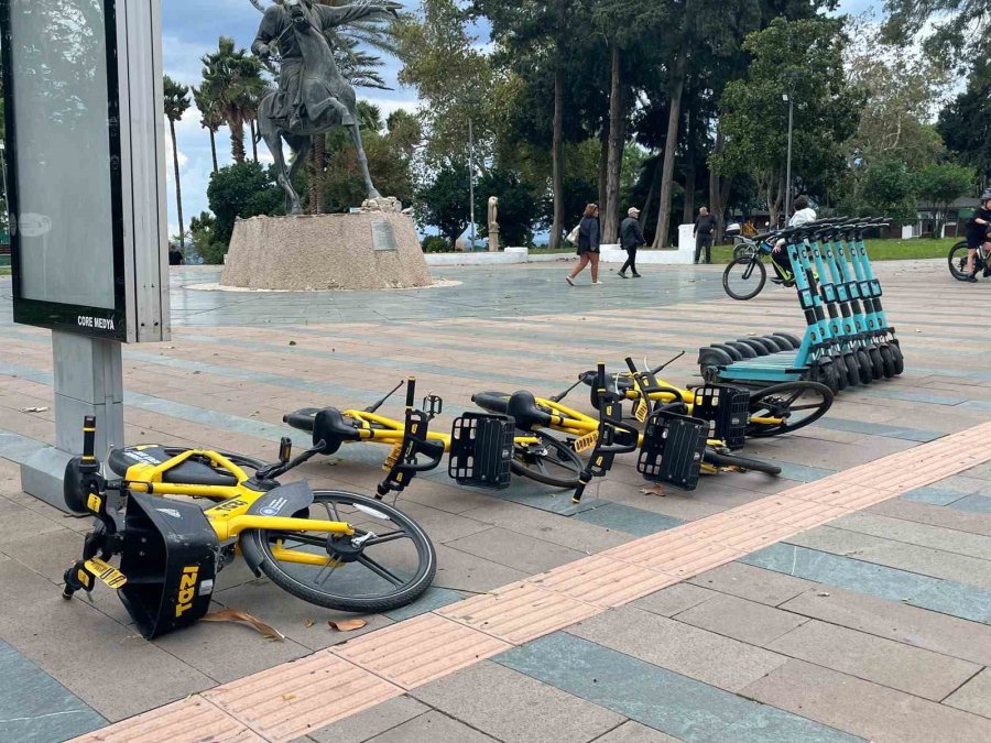 Dev Dalgaların Arasına Tehlikeye Aldırış Etmeyip Denize Girdiler