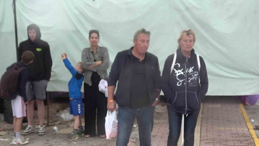 Antalya’da Şiddetli Rüzgar Semt Pazarını Vurdu