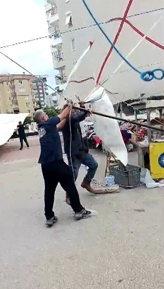 Antalya’da Şiddetli Rüzgar Semt Pazarını Vurdu