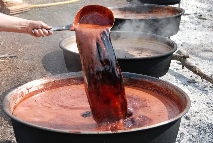 5 Kilo Kozalak 1 Kilo Pekmeze Dönüşüyor ,kilogramı 500 Liradan Satılıyor