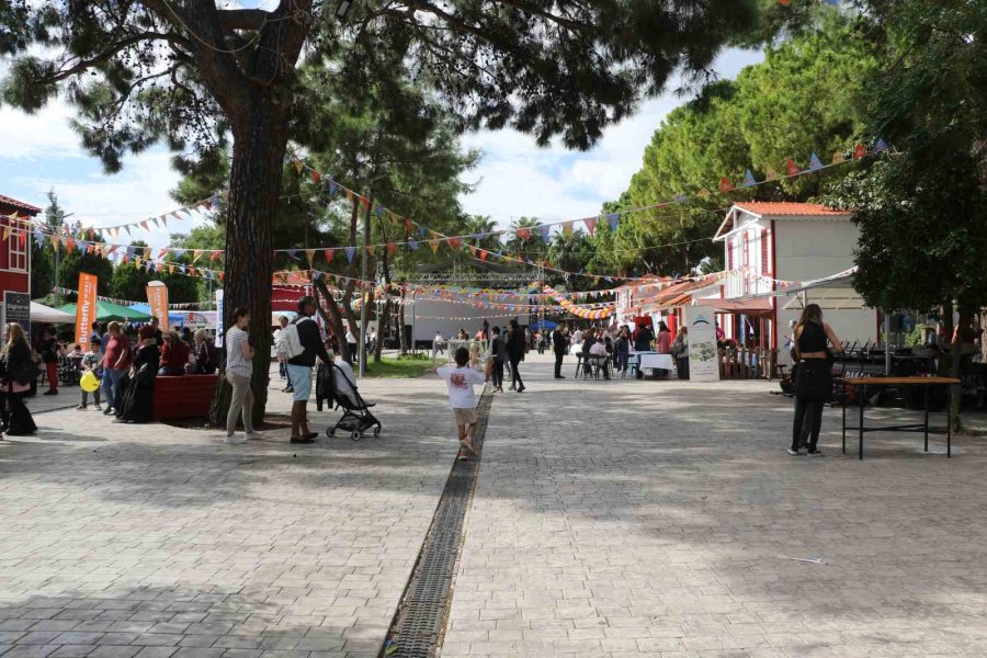 Antalya Çocuk Festivali’nde Aileler Ve Çocuklar Doyasıya Eğlendi